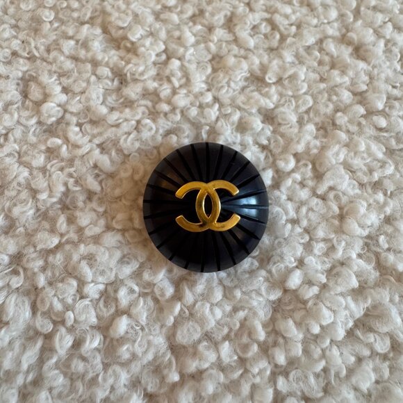 HTF! Vintage Chanel CC Logo Round Black Button - Authentic, 1A - Picture 1 of 5